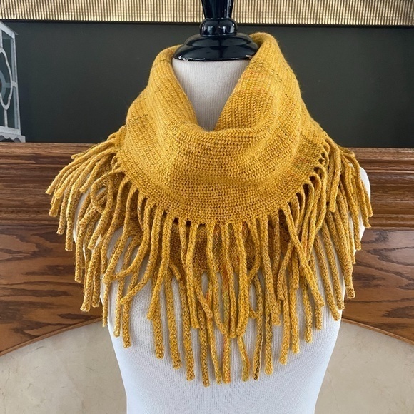 Boutique Knit‎ Tube Fringe Scarf and IPSY Zip Bag NWT - Picture 2 of 8